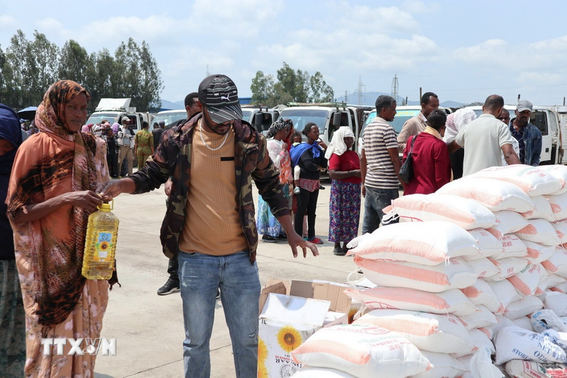 Người dân nhận viện trợ tại một quốc gia châu Phi. (Ảnh: THX/TTXVN)