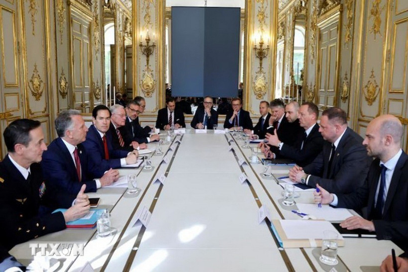 Cố vấn Ngoại giao Pháp Emmanuel Bonne, người đứng đầu văn phòng Tổng thống Ukraine Andriy Yermak, Đặc phái viên Mỹ Steve Witkoff, Ngoại trưởng Mỹ Marco Rubio, cố vấn an ninh quốc gia Anh Jonathan Powell và cố vấn an ninh quốc gia Đức Jens Plotner tại bàn đàm phán ở Paris (Pháp) ngày 17/4/2025. (Ảnh: Reuters/TTXVN)