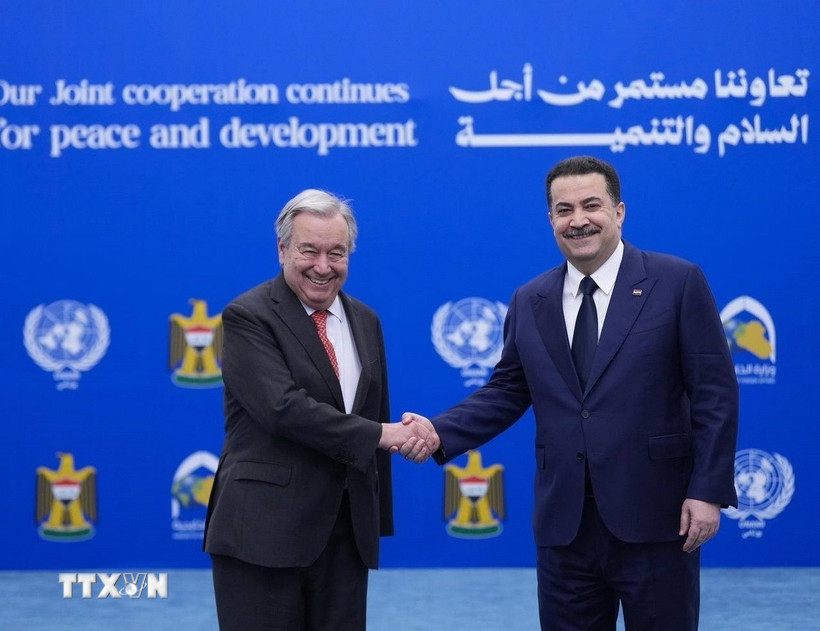 Tổng Thư ký Liên hợp quốc Antonio Guterres (trái) và Thủ tướng Iraq Mohammed Shia al-Sudani tại lễ kết thúc hoạt động của UNAMI ở Baghdad, ngày 13/12/2025. (Ảnh: AA/TTXVN)