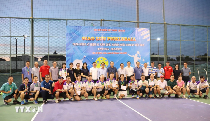 Đại sứ Việt Nam tại Lào Nguyễn Minh Tâm trao giải cho các đội đạt giải. (Ảnh: Xuân Tú/TTXVN)