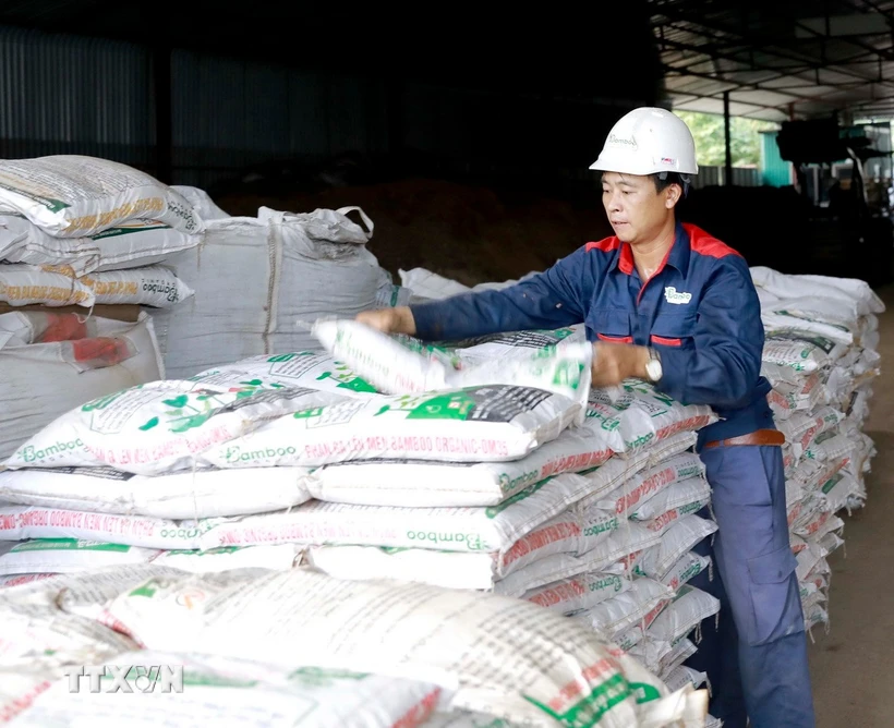 Vận chuyển sản phẩm tại một nhà máy sản xuất phân bón hữu cơ của Hợp tác xã Nông nghiệp hữu cơ Thanh Vân, Tam Dương (Vĩnh Phúc). (Ảnh: Hoàng Hùng/TTXVN)
