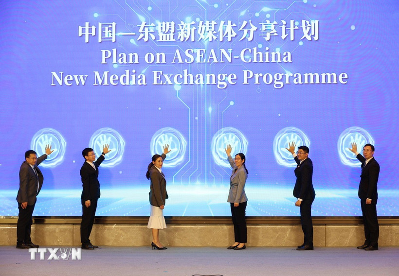 Đại diện các nước ASEAN và Trung Quốc cùng nhau khởi động Kế hoạch chia sẻ truyền thông mới ASEAN-Trung Quốc. (Ảnh: Công Tuyên/TTXVN)