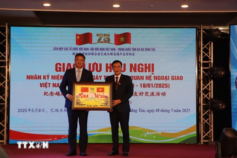 Chủ tịch Hội hữu nghị Việt Nam-Trung Quốc tỉnh Bà Rịa-Vũng Tàu Huỳnh Văn Danh (phải) tặng quà Tổng Lãnh sự Trung Quốc tại Thành phố Hồ Chí Minh Ngụy Hoa Tường. (Ảnh: Đoàn Mạnh Dương/TTXVN)