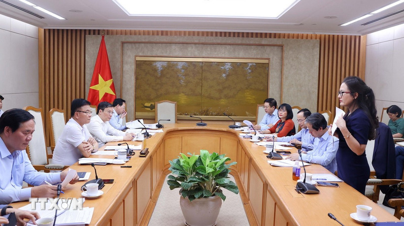 Phó Thủ tướng Lê Thành Long chủ trì cuộc họp về phân cấp, phân quyền địa phương hai cấp thuộc lĩnh vực giáo dục. (Ảnh: Văn Điệp/TTXVN)