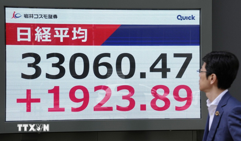 Bảng chỉ số chứng khoán tại Tokyo (Nhật Bản), ngày 8/4/2025. (Ảnh: Kyodo/TTXVN)