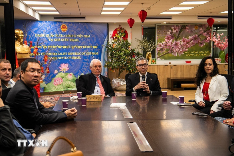 Đại sứ Việt Nam tại Israel Lý Đức Trung giới thiệu về các thành tựu kinh tế, xã hội, đối ngoại của Việt Nam trong những năm qua dưới sự lãnh đạo của Đảng Cộng sản Việt Nam. (Ảnh: Vũ Hội/TTXVN)