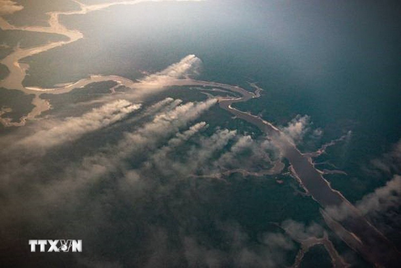 Khói bốc lên từ một đám cháy rừng Amazon ở bang Amazonas (Brazil). (Ảnh: Getty Images/TTXVN)