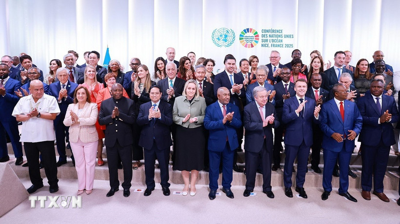 Thủ tướng Phạm Minh Chính và các Trưởng đoàn tham dự Hội nghị Đại dương Liên hợp quốc lần thứ 3 (UNOC 3) chụp ảnh chung. (Ảnh: Dương Giang/TTXVN)