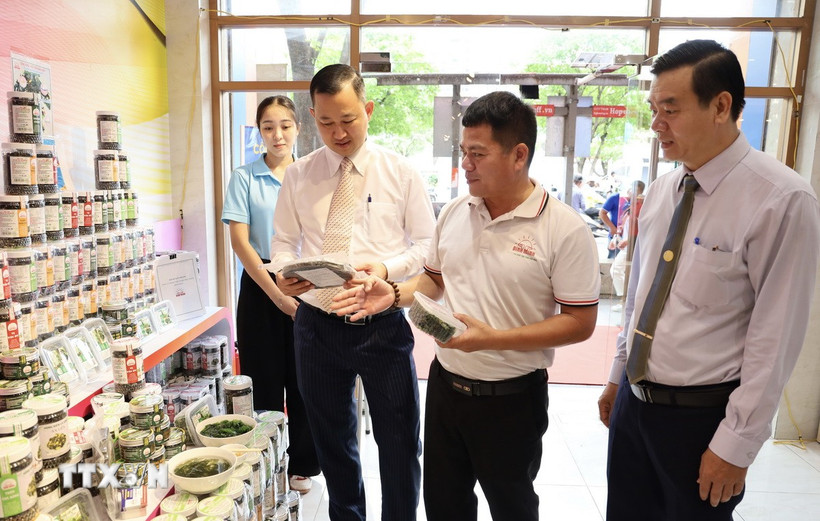 Đại biểu tham quan gian hàng của doanh nghiệp tỉnh Ninh Thuận trưng bày tại Showroom Xuất khẩu, Quận 1 (Thành phố Hồ Chí Minh). (Ảnh: Xuân Anh/TTXVN)