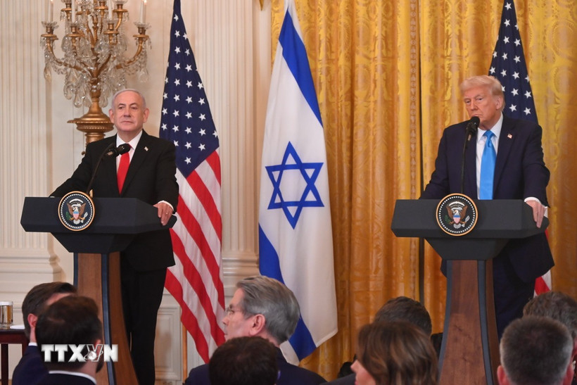 Tổng thống Mỹ Donald Trump (phải) phát biểu trong cuộc họp báo chung với Thủ tướng Israel Benjamin Netanyahu (trái) tại Nhà Trắng ở Washington D.C., ngày 4/2/2025. (Ảnh: Anadolu Agency/TTXVN)