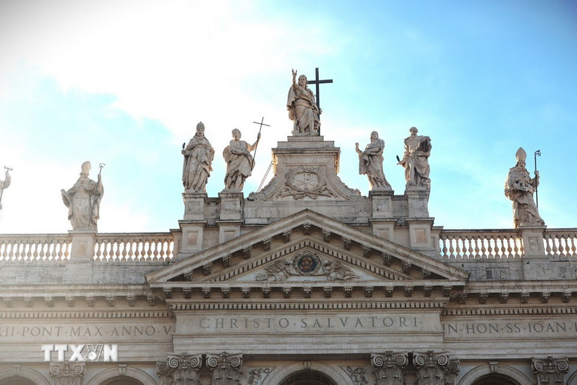 Tượng Chúa Cứu thế cùng các thánh trên nóc mặt tiền Vương cung thánh đường Thánh John Lateran. (Ảnh: Dương Hoa/TTXVN)
