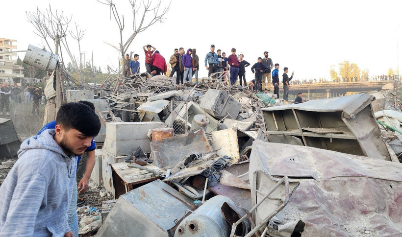 Hiện trường vụ nổ tại khu vực al-Raml al-Janoubi, Latakia (Syria), ngày 15/3/2025. (Ảnh: THX/TTXVN)