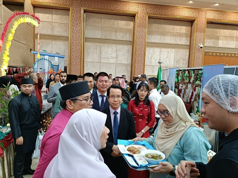 Đại sứ Trần Anh Vũ giới thiệu về món phở và nem với Bộ trưởng Dato Erywan. (Ảnh: TTXVN phát)