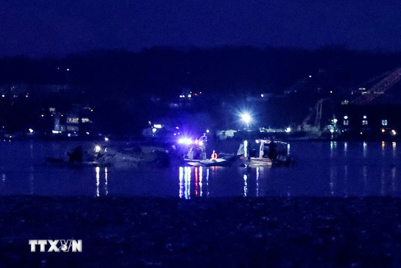 Công tác cứu hộ được triển khai tại hiện trường vụ va chạm giữa máy bay chở khách của Hãng hàng không American Airlines với trực thăng BlackHawk của quân đội ở Washington (Mỹ) ngày 30/1/2025. (Ảnh: Reuters/TTXVN)