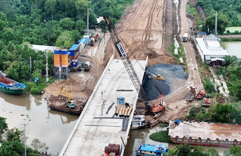 Công trường cao tốc Cao Lãnh-An Hữu, dự án thành phần 1, đoạn qua tỉnh Đồng Tháp. (Ảnh: Hồng Đạt/TTXVN)