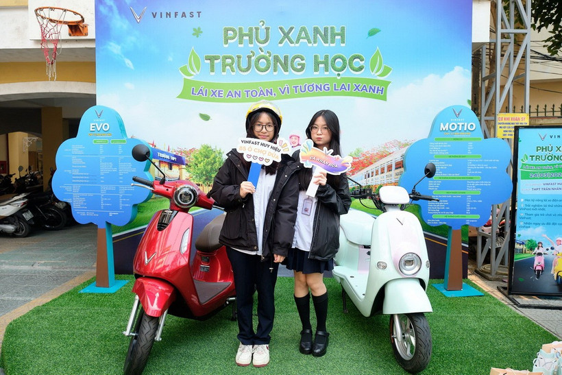 Các em học sinh trường Trung học Phổ thông Trần Nhân Tông hào hứng tham gia sự kiện "Phủ xanh trường học."