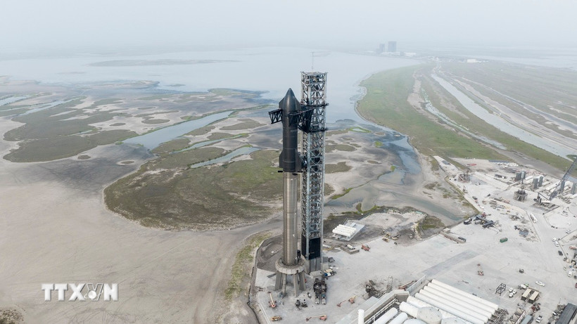 Tên lửa Starship của SpaceX trên bệ phóng tại cơ sở phóng vệ tinh Starbase ở Boca Chica, Texas (Mỹ). (Ảnh: THX/TTXVN)