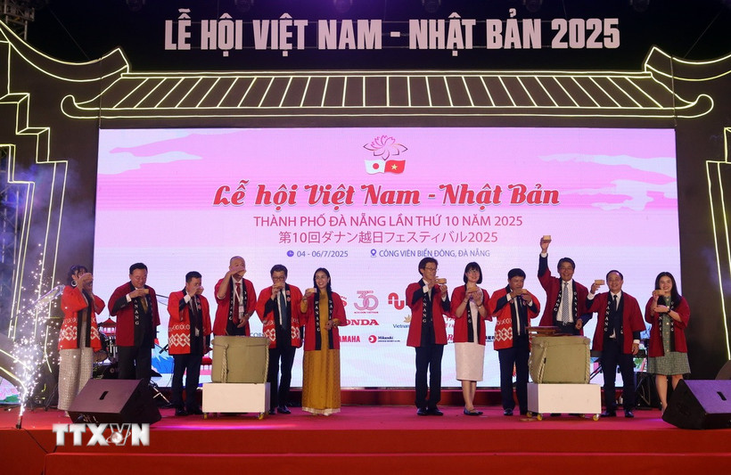 Đại biểu thực hiện nghi thức đập, mời rượu để khai mạc Lễ hội. (Ảnh: Trần Lê Lâm/TTXVN)