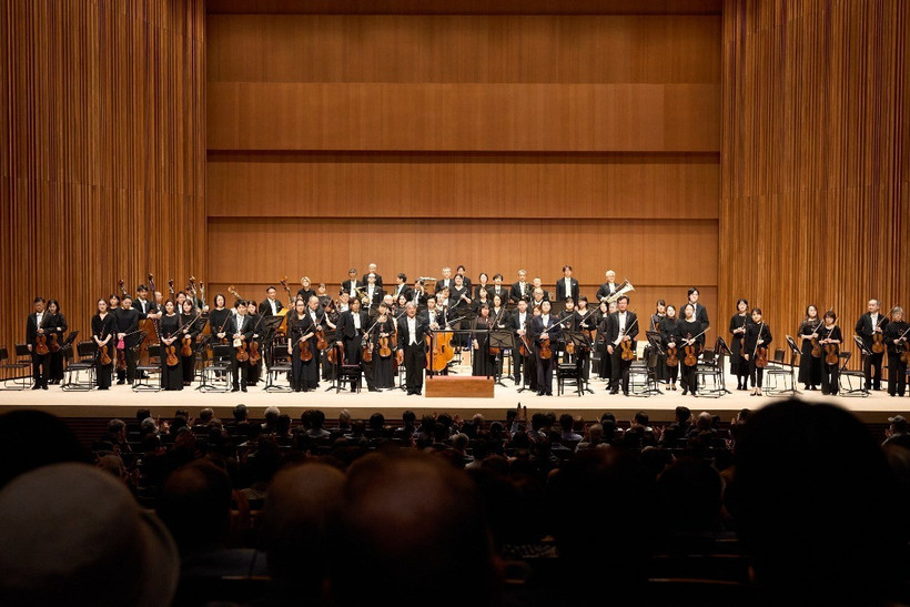 Nhạc trưởng Honna Tetsuji chỉ huy hai dàn nhạc hợp xướng. (Ảnh: Xuân Giao/TTXVN)