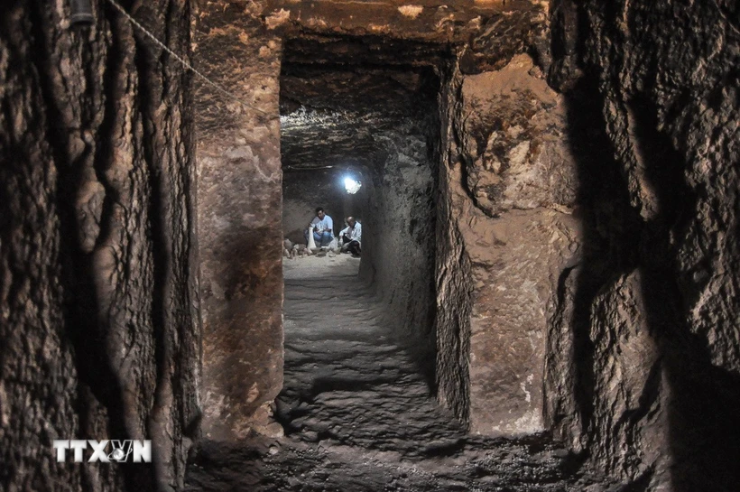 Các nhà khảo cổ làm việc bên trong lăng mộ Shedsu-Djehuty tại Draa Abul Naga, Luxor (Ai Cập), ngày 18/4/2019. (Ảnh: AFP/ TTXVN) Các nhà khảo cổ làm việc bên trong lăng mộ Shedsu-Djehuty tại Draa Abul Naga, Luxor (Ai Cập), ngày 18/4/2019. (Ảnh: AFP/ TTXVN)