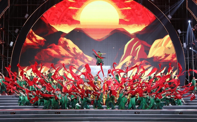 Một tiết mục văn nghệ đặc sắc tại lễ khai hội Hoa Lư 2025. (Ảnh: Đức Phương/TTXVN)