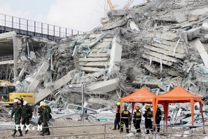 Tòa nhà cao tầng tại Bangkok (Thái Lan) bị sập do ảnh hưởng của động đất ở Myanmar hồi cuối tháng Ba. (Ảnh: Kyodo/TTXVN)