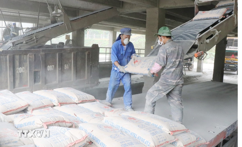 Công nhân Công ty Cổ phần Ximăng La Hiên-VVMI bốc xếp ximăng cho khách hàng. (Ảnh: Hoàng Nguyên/TTXVN)