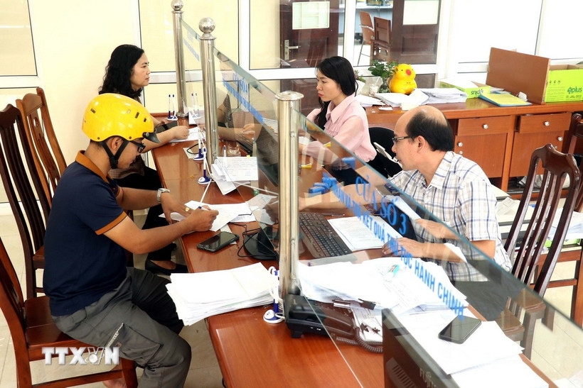 Người dân đến làm thủ tục hành chính tại Bảo hiểm xã hội tỉnh Hưng Yên. (Ảnh: Đinh Văn Nhiều/TTXVN)