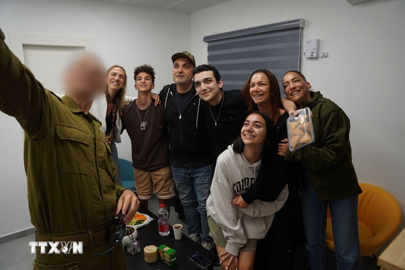 Con tin người Mỹ gốc Israel Edan Alexander (giữa, phía sau) về tới trung tâm đặc biệt ở phía Nam Dải Gaza, sau khi được Phong trào Hamas trả tự do, ngày 12/5/2025. (Ảnh: THX/TTXVN)