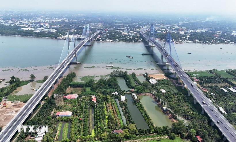 Cầu Mỹ Thuận 1 (trái) và Mỹ Thuận 2 bắc qua sông Tiền nối hai tỉnh Tiền Giang và Vĩnh Long. (Ảnh: Hồng Đạt/TTXVN)
