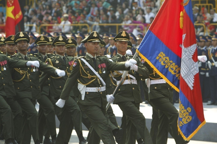 Khối Quân đội Hoàng gia Campuchia diễu qua Lễ đài trong Lễ diễu binh, diễu hành kỷ niệm 50 năm Ngày Giải phóng miền Nam, thống nhất đất nước của Việt Nam, sáng 30/4/2025. (Ảnh: TTXVN)