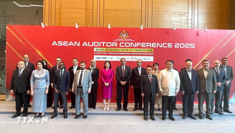 Phó Tổng Kiểm toán Nhà nước Hà Thị Mỹ Dung chụp ảnh kỷ niệm với các đại biểu tham dự Hội nghị Kiểm toán viên ASEAN 2025. (Ảnh: Thành Trung/TTXVN)
