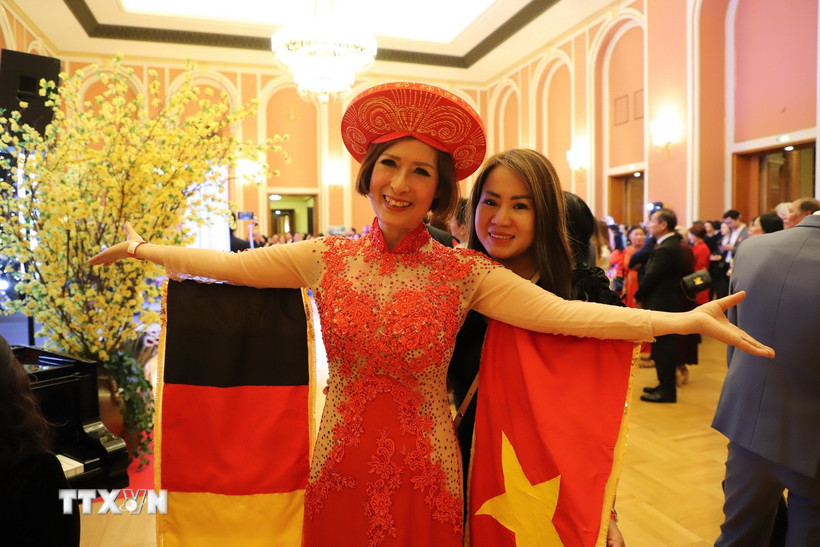 Người Việt tại Đức mừng đón Xuân Ất Tỵ. (Ảnh: Phương Hoa/TTXVN)