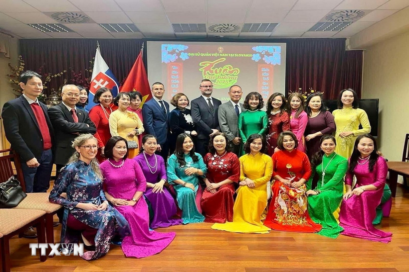 Đại sứ Việt Nam tại Slovakia Phạm Trường Giang và phu nhân chụp ảnh chung với cộng đồng người Việt tại Slovakia. (Ảnh: TTXVN phát)