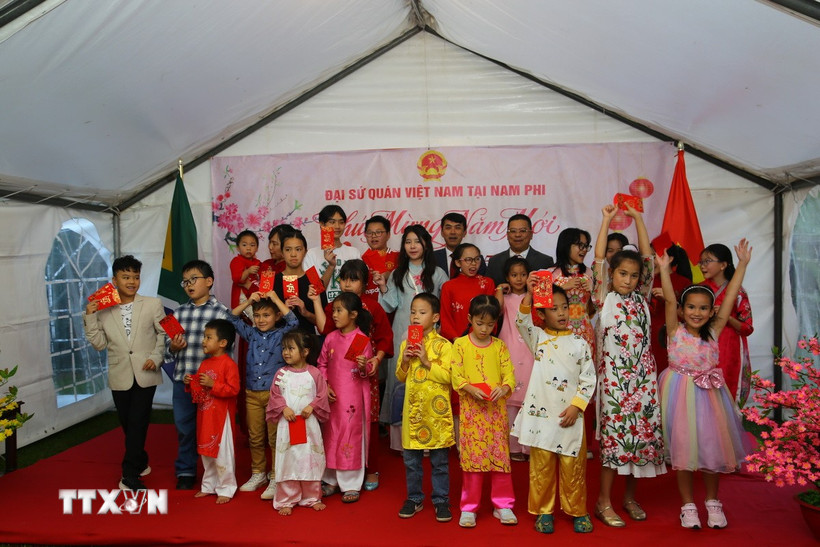 Trẻ em vui nhận lì xì mừng tuổi. (Ảnh: Hồng Minh/TTXVN)