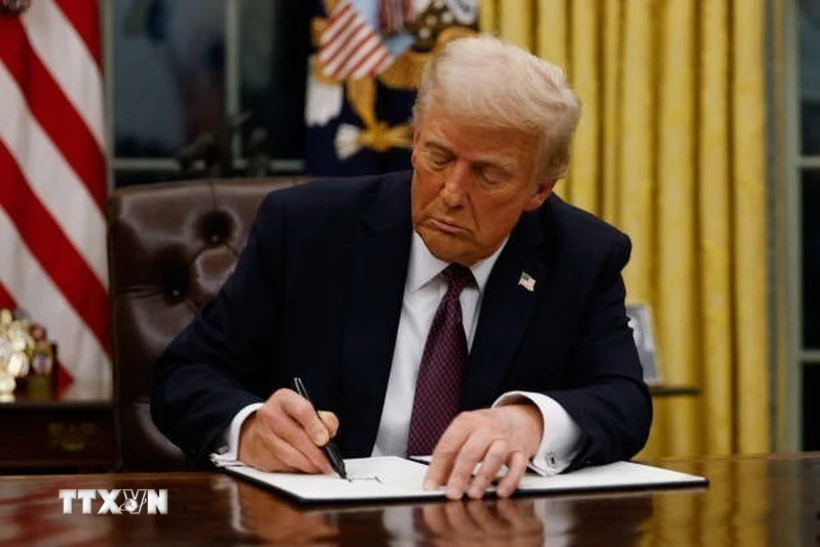 Tổng thống Mỹ Donald Trump ký một sắc lệnh tại Nhà Trắng, Washington D.C. (Ảnh: Getty Images/TTXVN)