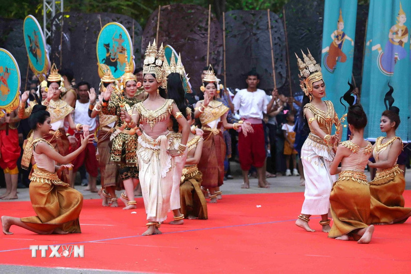 Các tiết mục múa cổ điển độc đáo của Campuchia. (Ảnh: Huỳnh Thảo/TTXVN)