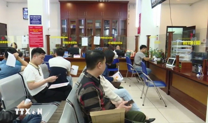 Người dân đến làm thủ tục đất đai tại Chi nhánh Văn phòng đăng ký đất đai quận Hà Đông (Hà Nội). (Ảnh: TTXVN phát)