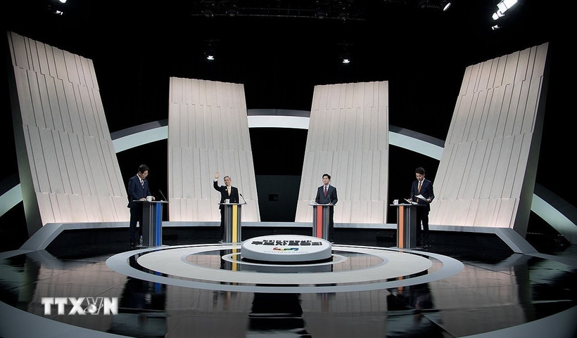 Các ứng viên tranh cử Tổng thống Hàn Quốc (từ trái sang): Lee Jae Myung của đảng Dân chủ (DP), Kwon Young Kook của đảng Lao động Dân chủ, Kim Moon Soo của đảng Quyền lực Quốc dân (PPP) và Lee Jun Seok của đảng Cải cách mới (NRP) tại cuộc tranh luận trực tiếp cuối cùng trên truyền hình ở Seoul tối 27/5/2025. (Ảnh: Yonhap/TTXVN)