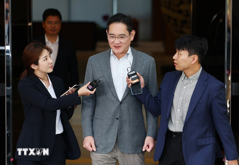 Chủ tịch hãng điện tử Samsung Lee Jae Yong (giữa) tại Seoul (Hàn Quốc) trong một bức ảnh tư liệu. (Ảnh: Yonhap/TTXVN)
