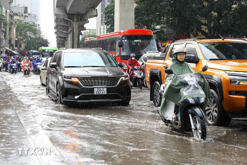 Mưa lớn vào giờ tan tầm gây ngập úng cục bộ tại một số tuyến phố tại Hà Nội, chiều 21/5/2025. (Ảnh: Lê Đông/TTXVN)