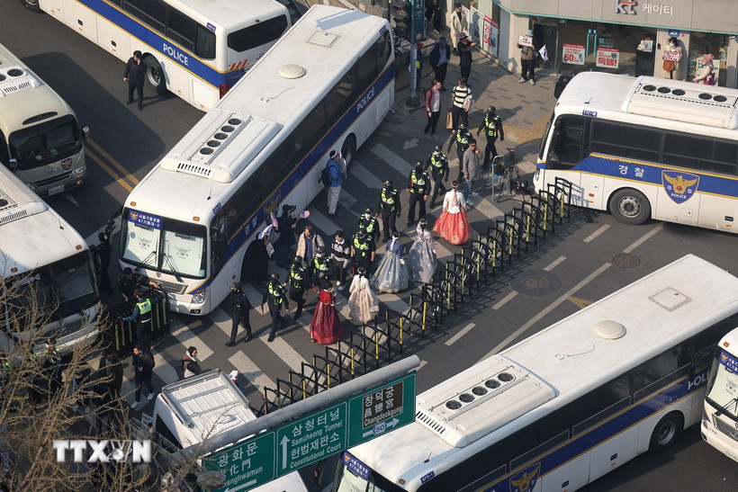 Xe buýt của cảnh sát được triển khai gần Tòa án Hiến pháp Hàn Quốc ở Seoul, ngày 1/4/2025. (Ảnh: Yonhap/TTXVN)