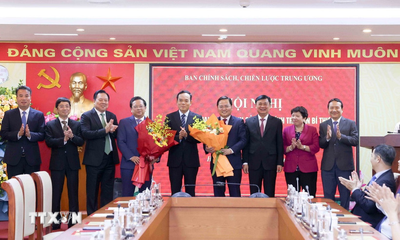 Lãnh đạo Ban Chính sách, chiến lược Trung ương tặng hoa chúc mừng ông Nguyễn Anh Tuấn và ông Nguyễn Đức Hiển. (Ảnh: Phương Hoa/TTXVN)