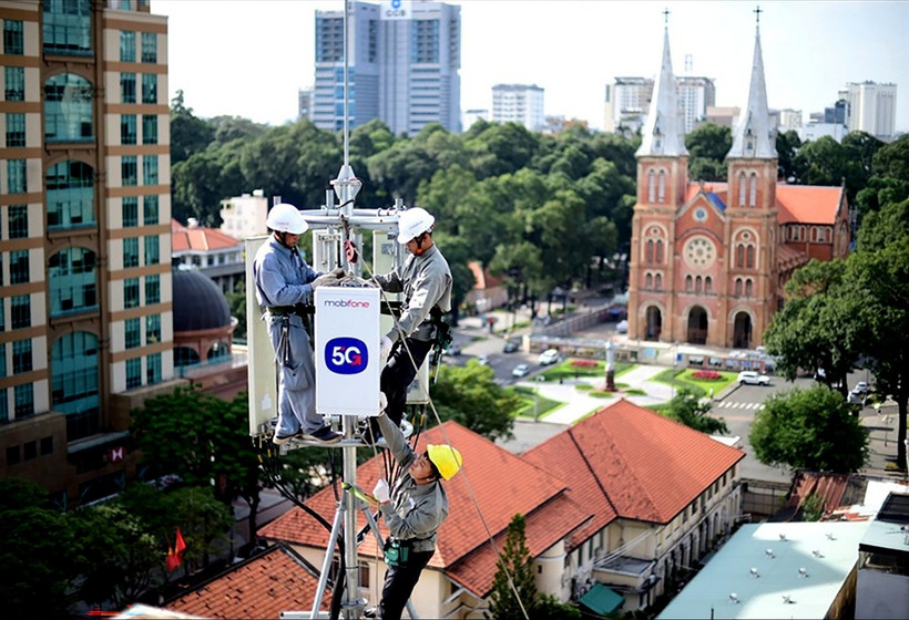 MobiFone bổ sung hơn 1.000 trạm 5G cùng 300 điểm phát sóng lưu động chỉ riêng tại Thành phố Hồ Chí Minh, và ứng dụng AI/ML vào tối ưu vận hành mạng lưới, tự động hóa giám sát và đảm bảo an toàn dữ liệu.