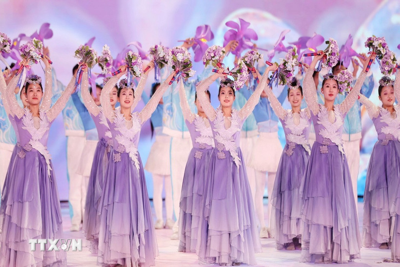 Tiết mục biểu diễn nghệ thuật tại Lễ khai mạc Á vận hội mùa Đông ở thành phố Cáp Nhĩ Tân, tỉnh Hắc Long Giang (Trung Quốc) tối 7/2/2025. (Ảnh: THX/TTXVN)