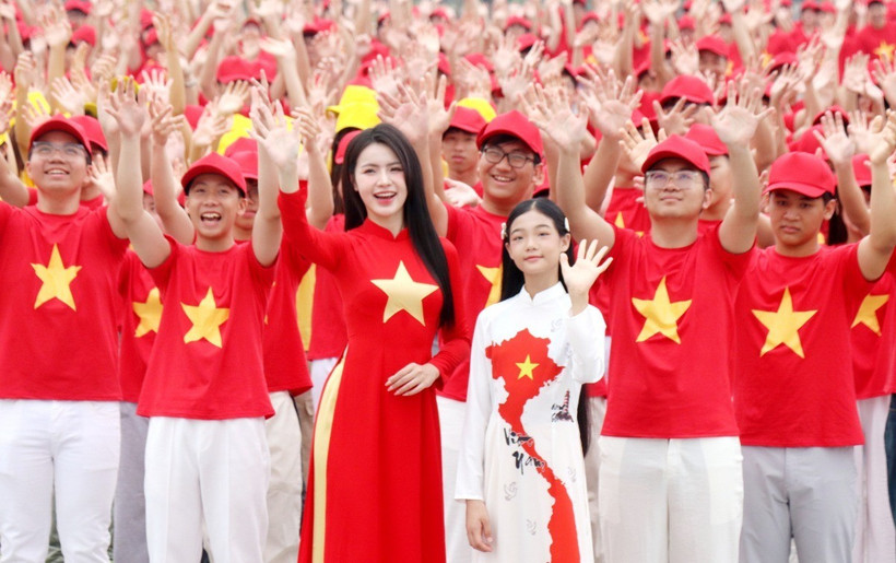 Hoa hậu Du lịch Việt Nam Phạm Thị Ngọc Quỳnh cùng tham gia chương trình xếp hình Tổ quốc tại thành phố Cẩm Phả (Quảng Ninh), ngày 27/4/2025. (Ảnh: Văn Đức/TTXVN)