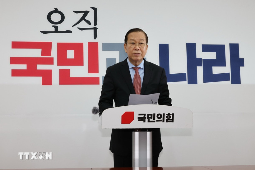 Lãnh đạo lâm thời của đảng Quyền lực Quốc dân (PPP) cầm quyền tại Hàn Quốc Kwon Young Se phát biểu tại cuộc họp báo ở Seoul ngày 4/4/2025. (Ảnh: Yonhap/TTXVN)
