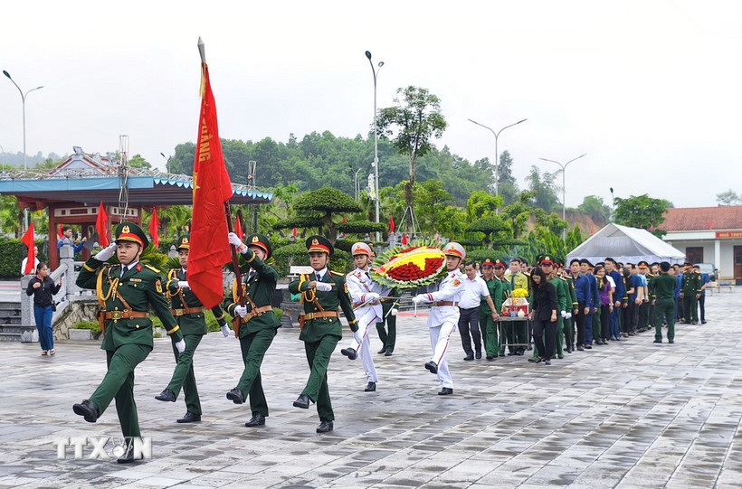 Chuyển hài cốt liệt sỹ Linh Quang Giắng hy sinh tại Lào về an táng tại Nghĩa trang Liệt sỹ Quốc gia Vị Xuyên. (Ảnh: TTXVN phát)