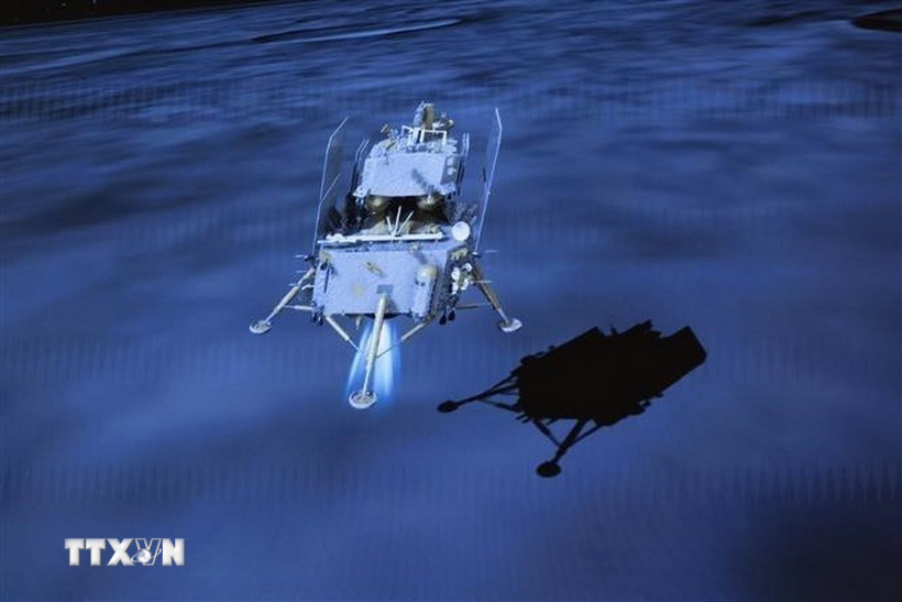 Hình ảnh chụp tại Trung tâm kiểm soát hàng không vũ trụ Bắc Kinh ngày 2/6/2024 cho thấy tàu Thường Nga-6 hạ cánh xuống phần tối của Mặt Trăng. (Ảnh: THX/TTXVN)