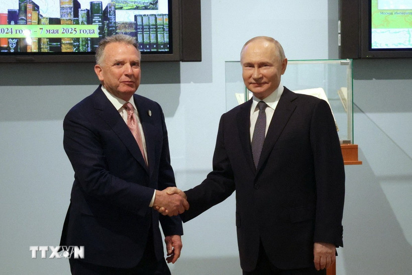 Tổng thống Nga Vladimir Putin tiếp Đặc phái viên Tổng thống Mỹ Steve Witkoff tại Saint Petersburg, ngày 11/4/2025. (Ảnh: Reuters/TTXVN)